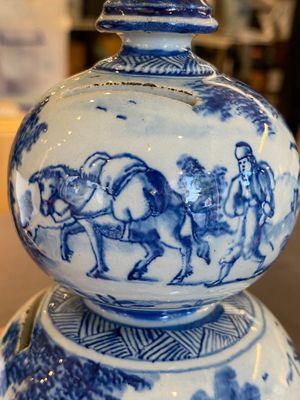 Een uitzonderlijke blauw-witte Delftse kalebasvormige spaarpot, vroeg 18e eeuw — foto 6