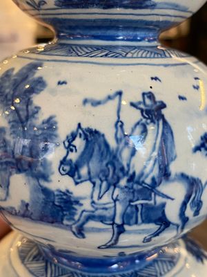Een uitzonderlijke blauw-witte Delftse kalebasvormige spaarpot, vroeg 18e eeuw — foto 7