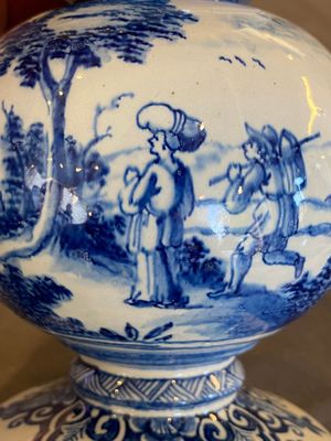 Een uitzonderlijke blauw-witte Delftse kalebasvormige spaarpot, vroeg 18e eeuw — foto 10