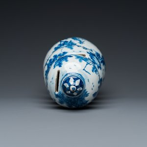 Een uitzonderlijke blauw-witte Delftse kalebasvormige spaarpot, vroeg 18e eeuw — foto 9