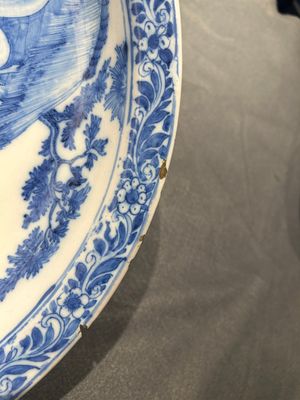 Een uitzonderlijke blauw-witte schotel met de 'Aanbidding der koningen', atelier Verstraeten, Haarlem, ca. 1640-1660 — foto 2