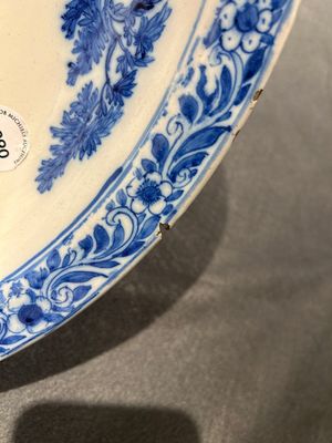 Een uitzonderlijke blauw-witte schotel met de 'Aanbidding der koningen', atelier Verstraeten, Haarlem, ca. 1640-1660 — foto 3