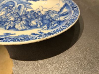Een uitzonderlijke blauw-witte schotel met de 'Aanbidding der koningen', atelier Verstraeten, Haarlem, ca. 1640-1660 — foto 5