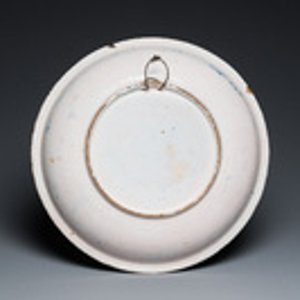 Een uitzonderlijke blauw-witte schotel met de 'Aanbidding der koningen', atelier Verstraeten, Haarlem, ca. 1640-1660 — foto 2