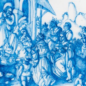 Een uitzonderlijke blauw-witte schotel met de 'Aanbidding der koningen', atelier Verstraeten, Haarlem, ca. 1640-1660 — foto 3