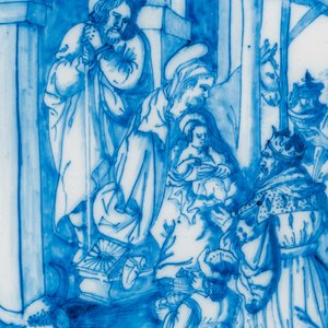 Een uitzonderlijke blauw-witte schotel met de 'Aanbidding der koningen', atelier Verstraeten, Haarlem, ca. 1640-1660 — foto 4