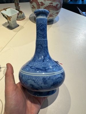 Een uitzonderlijke Chinese blauw-witte knoflookhalsvaas met mythische dieren op houten sokkel, Kangxi merk en periode — foto 1