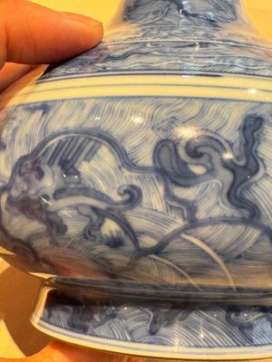 Een uitzonderlijke Chinese blauw-witte knoflookhalsvaas met mythische dieren op houten sokkel, Kangxi merk en periode — foto 12