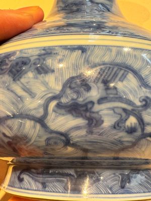 Een uitzonderlijke Chinese blauw-witte knoflookhalsvaas met mythische dieren op houten sokkel, Kangxi merk en periode — foto 13