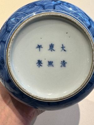 Een uitzonderlijke Chinese blauw-witte knoflookhalsvaas met mythische dieren op houten sokkel, Kangxi merk en periode — foto 19