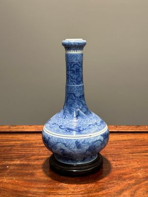 Een uitzonderlijke Chinese blauw-witte knoflookhalsvaas met mythische dieren op houten sokkel, Kangxi merk en periode — foto 24