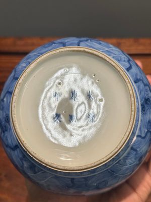 Een uitzonderlijke Chinese blauw-witte knoflookhalsvaas met mythische dieren op houten sokkel, Kangxi merk en periode — foto 28