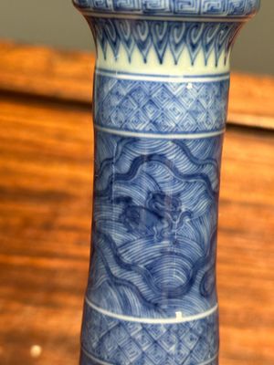 Een uitzonderlijke Chinese blauw-witte knoflookhalsvaas met mythische dieren op houten sokkel, Kangxi merk en periode — foto 35