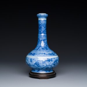 Een uitzonderlijke Chinese blauw-witte knoflookhalsvaas met mythische dieren op houten sokkel, Kangxi merk en periode — foto 1