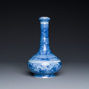 Een uitzonderlijke Chinese blauw-witte knoflookhalsvaas met mythische dieren op houten sokkel, Kangxi merk en periode — foto 2