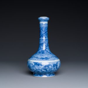 Een uitzonderlijke Chinese blauw-witte knoflookhalsvaas met mythische dieren op houten sokkel, Kangxi merk en periode — foto 3