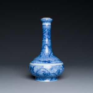 Een uitzonderlijke Chinese blauw-witte knoflookhalsvaas met mythische dieren op houten sokkel, Kangxi merk en periode — foto 4