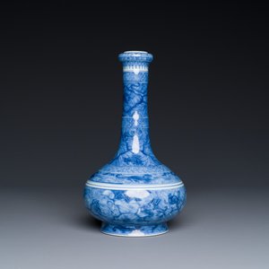Een uitzonderlijke Chinese blauw-witte knoflookhalsvaas met mythische dieren op houten sokkel, Kangxi merk en periode — foto 5