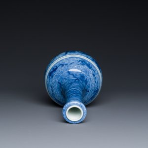 Een uitzonderlijke Chinese blauw-witte knoflookhalsvaas met mythische dieren op houten sokkel, Kangxi merk en periode — foto 6