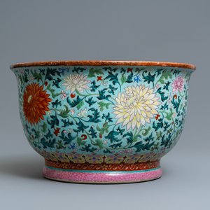 Een uitzonderlijke Chinese famille rose jardinière met turquoise fondkleur, Qianlong — foto 3