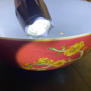 Een uitzonderlijke Chinese famille rose kom met robijnrode fondkleur, Yongzheng — foto 11