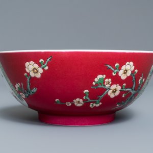 Een uitzonderlijke Chinese famille rose kom met robijnrode fondkleur, Yongzheng — foto 3