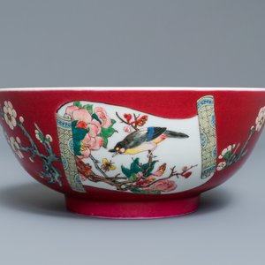 Een uitzonderlijke Chinese famille rose kom met robijnrode fondkleur, Yongzheng — foto 4