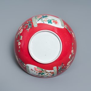 Een uitzonderlijke Chinese famille rose kom met robijnrode fondkleur, Yongzheng — foto 7
