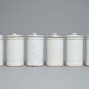 Een uitzonderlijke collectie van 35 apothekerspotten, Rouen, Frankrijk, eind 18e eeuw — foto 9