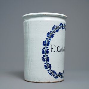 Een uitzonderlijke grote blauw-witte albarello-type apothekerspot, Nevers, Frankrijk, 18e eeuw — foto 2