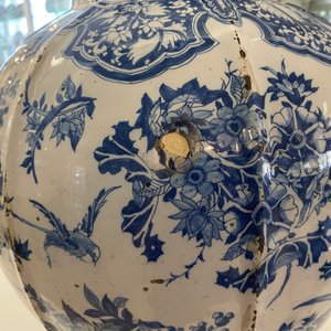 Een uitzonderlijke grote blauw-witte balustervaas met naturalistisch decor, Delft of Frankfurt, eind 17e eeuw — foto 13