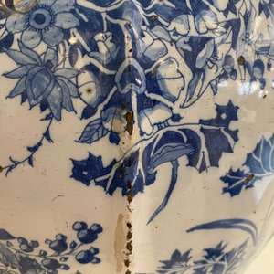 Een uitzonderlijke grote blauw-witte balustervaas met naturalistisch decor, Delft of Frankfurt, eind 17e eeuw — foto 15