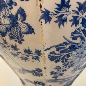Een uitzonderlijke grote blauw-witte balustervaas met naturalistisch decor, Delft of Frankfurt, eind 17e eeuw — foto 17