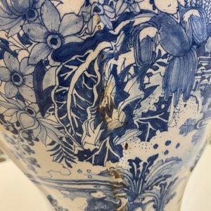 Een uitzonderlijke grote blauw-witte balustervaas met naturalistisch decor, Delft of Frankfurt, eind 17e eeuw — foto 22