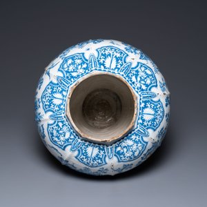 Een uitzonderlijke grote blauw-witte balustervaas met naturalistisch decor, Delft of Frankfurt, eind 17e eeuw — foto 5
