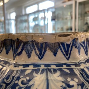 Een uitzonderlijke grote blauw-witte balustervaas met naturalistisch decor, Delft of Frankfurt, eind 17e eeuw — foto 8