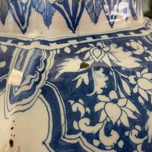 Een uitzonderlijke grote blauw-witte balustervaas met naturalistisch decor, Delft of Frankfurt, eind 17e eeuw — foto 10