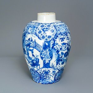 Een uitzonderlijke grote blauw-witte Delftse chinoiserie vaas, 17/18e eeuw — foto 1
