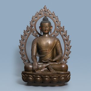 Een uitzonderlijke grote bronzen figuur van Boeddha, Nepal, 18e eeuw — foto 1