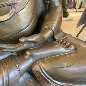 Een uitzonderlijke grote bronzen figuur van Boeddha, Nepal, 18e eeuw — foto 17