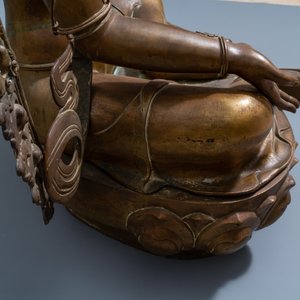 Een uitzonderlijke grote bronzen figuur van de Witte Tara, Nepal, 19e eeuw — foto 11
