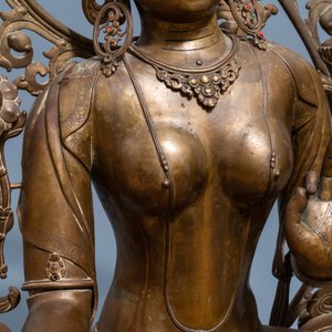 Een uitzonderlijke grote bronzen figuur van de Witte Tara, Nepal, 19e eeuw — foto 3