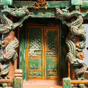 Een uitzonderlijke grote Chinese sancai-geglazuurde pagode met inscripties, gedateerd 1550, Ming — foto 11