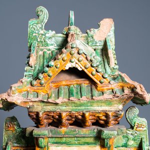 Een uitzonderlijke grote Chinese sancai-geglazuurde pagode met inscripties, gedateerd 1550, Ming — foto 13