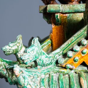 Een uitzonderlijke grote Chinese sancai-geglazuurde pagode met inscripties, gedateerd 1550, Ming — foto 15