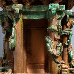 Een uitzonderlijke grote Chinese sancai-geglazuurde pagode met inscripties, gedateerd 1550, Ming — foto 18