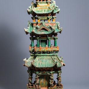 Een uitzonderlijke grote Chinese sancai-geglazuurde pagode met inscripties, gedateerd 1550, Ming — foto 2