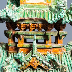 Een uitzonderlijke grote Chinese sancai-geglazuurde pagode met inscripties, gedateerd 1550, Ming — foto 23