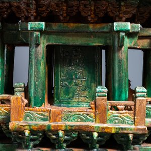 Een uitzonderlijke grote Chinese sancai-geglazuurde pagode met inscripties, gedateerd 1550, Ming — foto 24