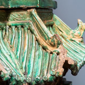 Een uitzonderlijke grote Chinese sancai-geglazuurde pagode met inscripties, gedateerd 1550, Ming — foto 26